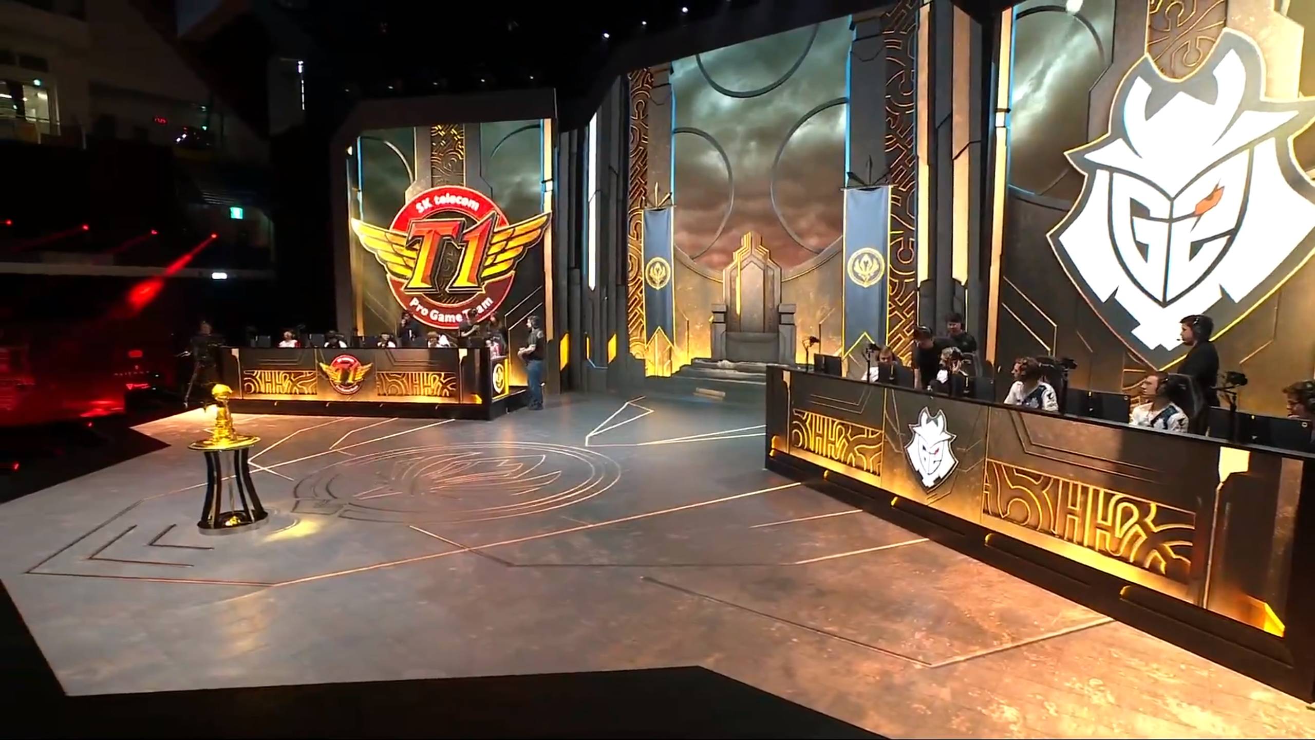 乐鱼-德罗巴在SKT比赛中爆冷，领先优势明显引发热议！全场沸腾不已-乐鱼